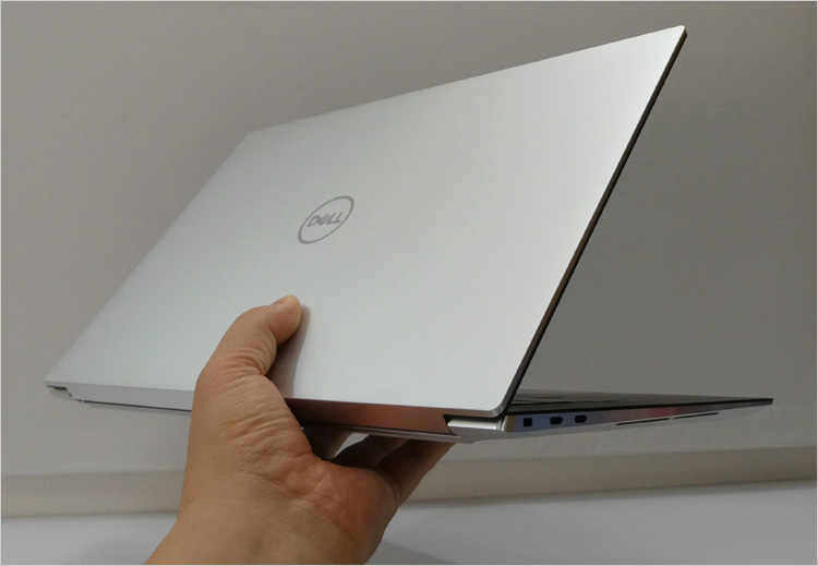 アルミ筐体のノート製品と違って、“ 金属の塊感 ” 