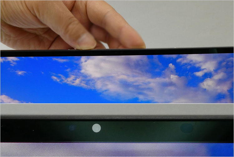 2.25mmの小型Webカメラを内蔵