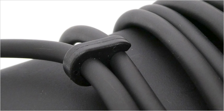 ケーブルの間をスライドできるクリップ