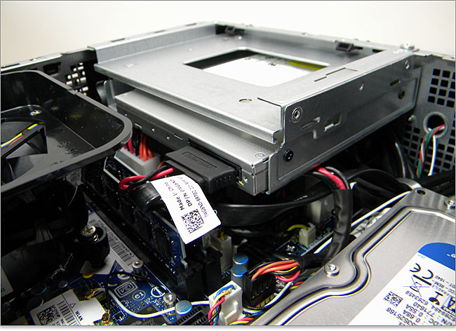 ストッロイン式の光学ドライブ採用したAlienware X51