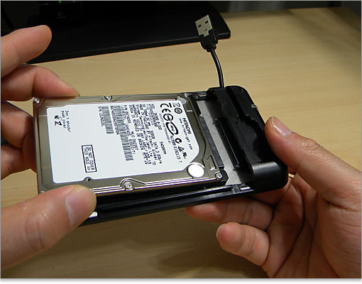 2.5インチHDDをセット。