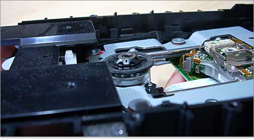 ロックするパーツ。光学ドライブの仕組み