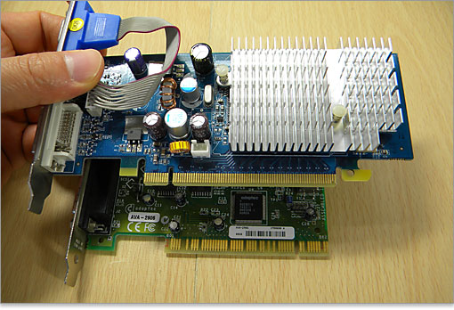 PCI Express X16（写真上）とPCI（写真下）