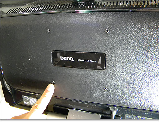 VESAマウンタのビス穴がむき出し