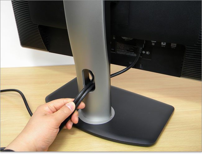 DELLのモニタはホール付き