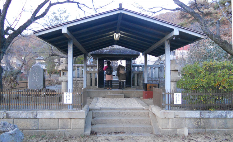 武田信玄の墓所、仮埋葬