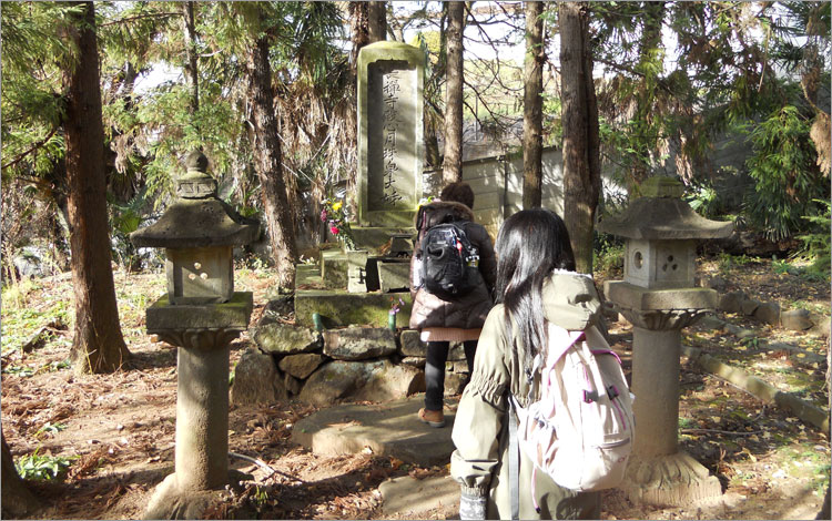 大井夫人の墓石をオカンが掃除