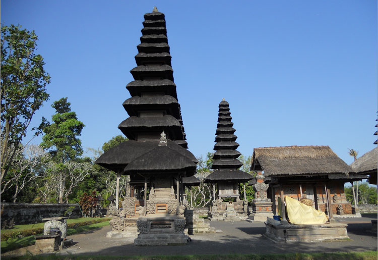 アグン山を模した塔