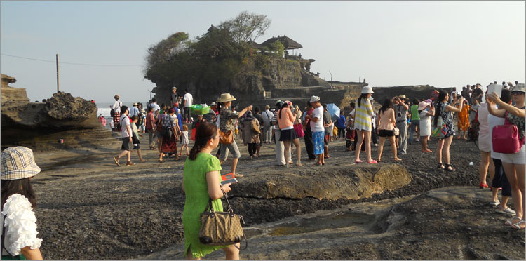 バリ島にてタナロット寺院へ行く