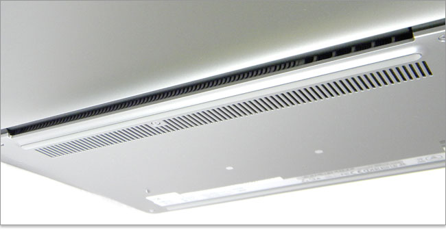 ヒンジの奥に排気口-Inspiron 11