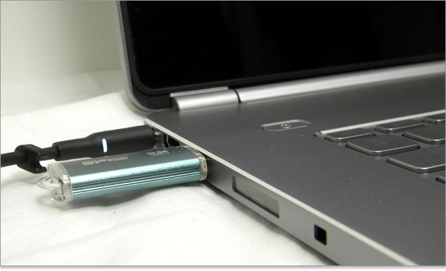 USBメモリの抜き差しが少し固めのInspiron 14 7000シリーズ