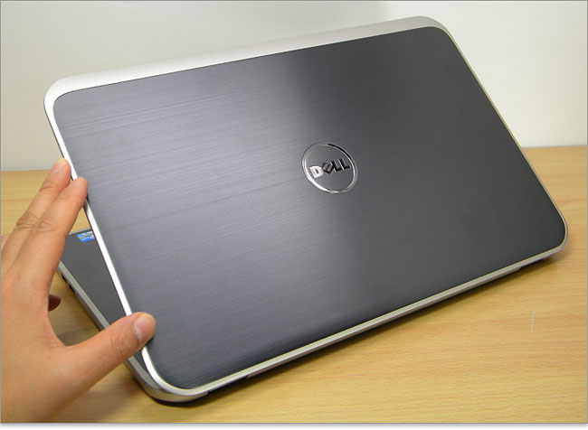 天板デザインを見るInspiron 15z Ultrabookの