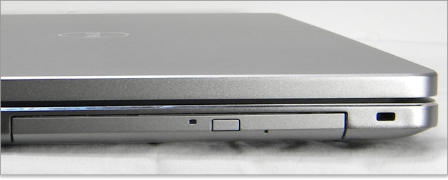 Inspiron 17 7000シリーズにとうさいする光学ドライブの様子