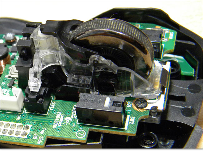 スイッチはオムロン製のロジクールG700