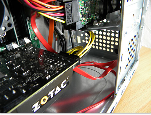 XPS 8300はミニタワー型とはいえ、グラフィックカードのスペースは十分確保