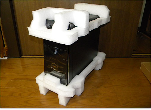 上下に緩衝材が挟まれています。