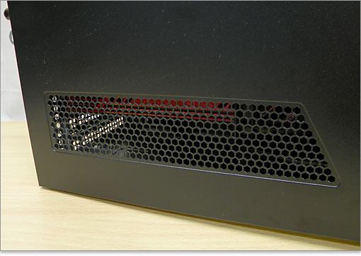 グラフィックカード用が中心となる吸気口。