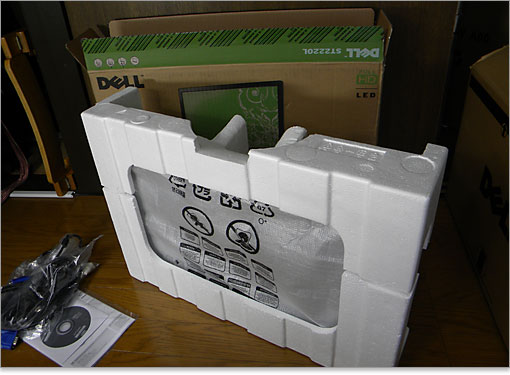 DELL ST2220Lの梱包箱