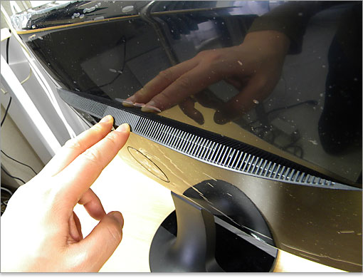 背面上部に通気口。