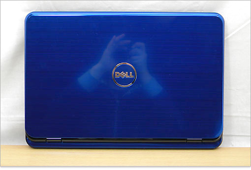 Inspiron 15R（N5110）の顔とも言うべき天板デザイン
