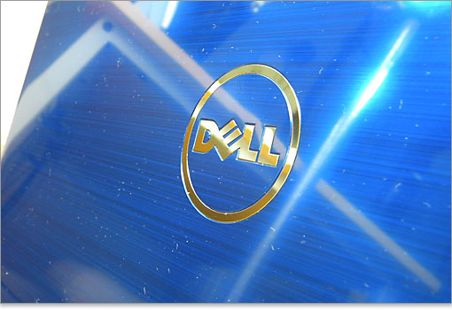 中央にメッキ加工されたDELLロゴ