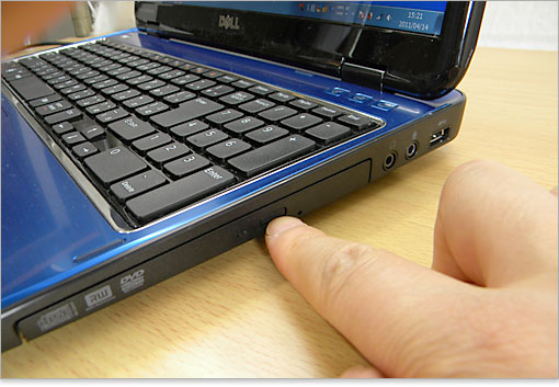 Inspiron 15R（N5110）イジェクトボタンを押します