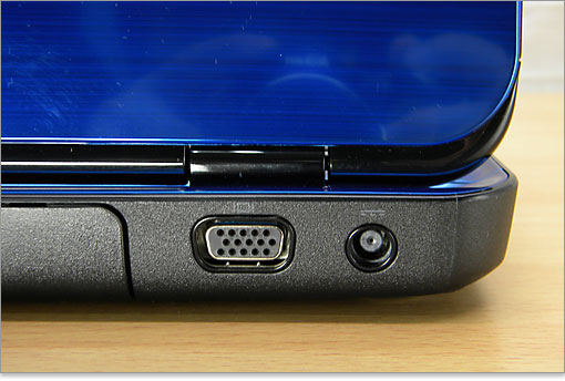 VGA端子、電源コネクタ。背面にVGA端子を装備Inspiron 15R（N5110）