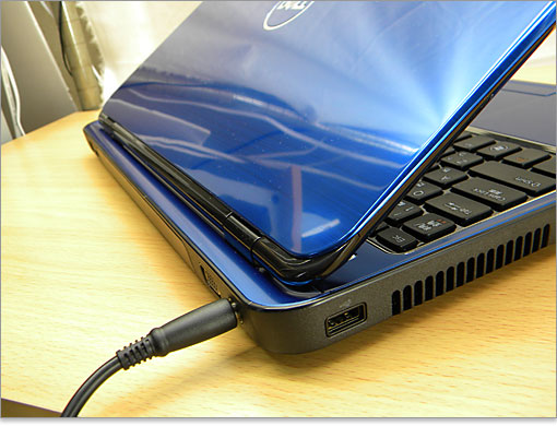 ACアダプタを接続した様子。Inspiron 15R（N5110）