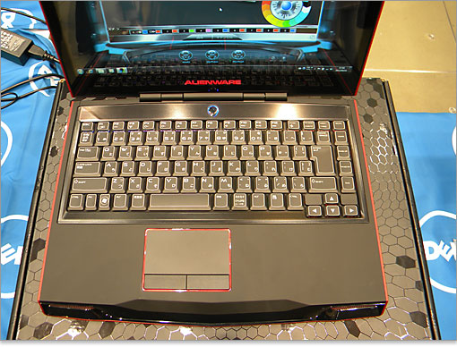 ALIENWARE M14xは近未来的なデザイン。