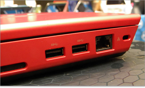 USB3.0端子が2つ、ギガビットイーサネットLAN端子