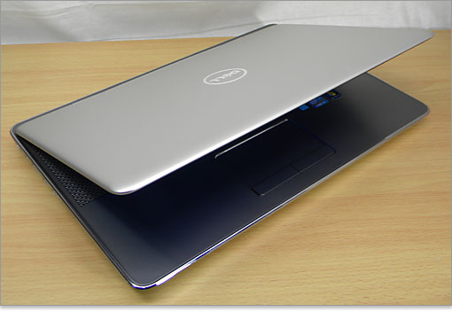 LEDバックライトの液晶モニタなのでディスプレイ部が極薄設計。