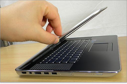 LEDバックライトを搭載していることもあり、ディスプレイも極薄。