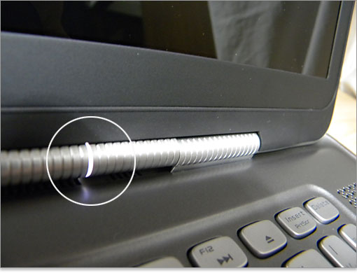 ヒンジ（蝶番）部分すぐとなりにある電源ライト。