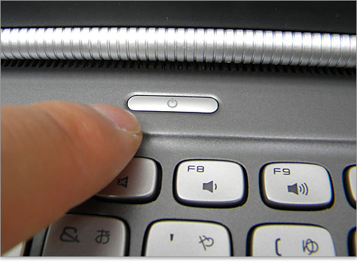 LEDライトが施された電源ボタン。