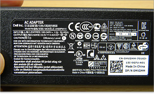 ACアダプタの仕様ラベル。