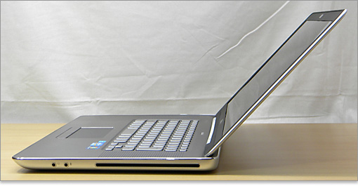 XPS 15z（L511z）ディスプレイを全開にした状態。