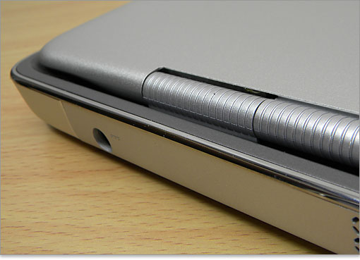 ヒンジ（蝶番）部分のアップ写真。