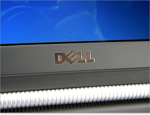 DELLロゴ。メッキ加工されたエンブレム