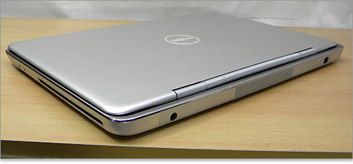 斜め角度からみた背面。