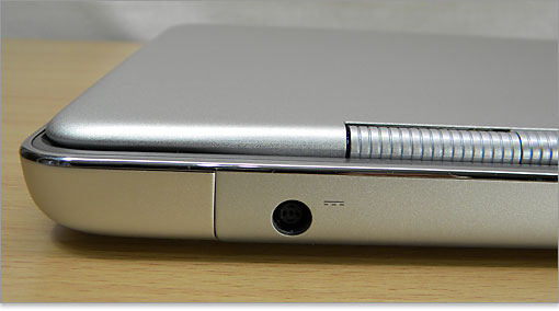 背面左側には電源コネクタ。