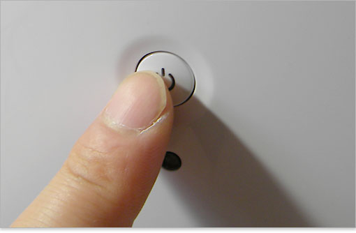 電源ボタンの下はHDDアクティビティ・ライト。