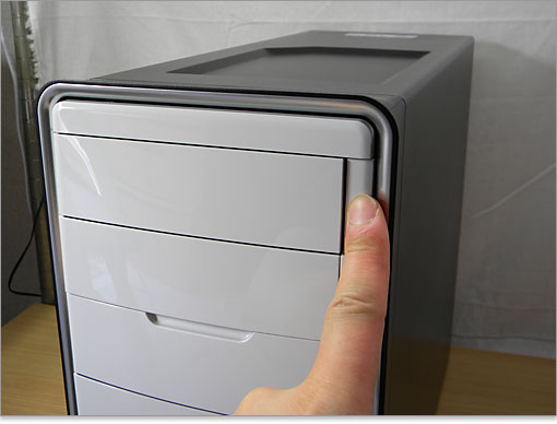 イジェクトボタンは右側に配置