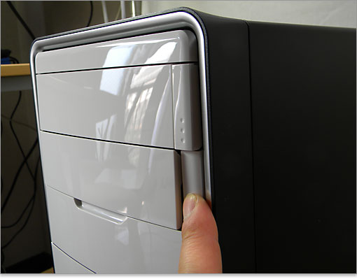 光学ドライブのイジェクトボタン。