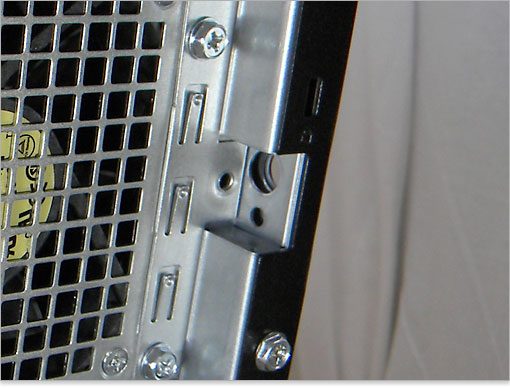 セキュリティロックの穴とパドロック（南京錠を掛ける穴）