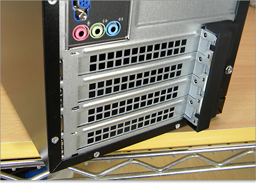 上からPCI Express × 16が1つ、PCI Express × 1が3つ。