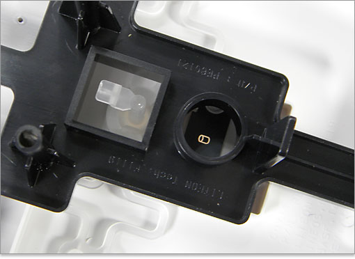 HDDアクティビティライト部分のパネル裏面