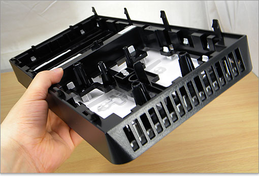 フロントパネルの裏面は空洞です。