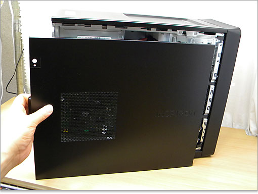 サイドパネルを外します。内部は後ほど紹介します。