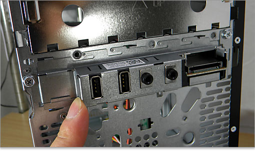 フロントパネルを外したときのフレックスベイの様子。