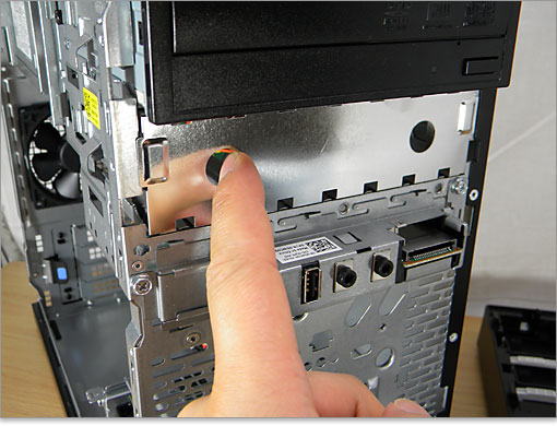 未使用の光学ドライブベイ